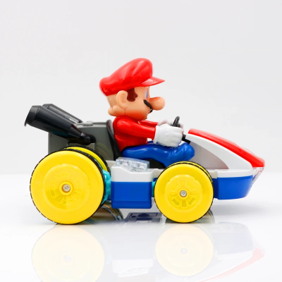 bocni profil crvenog super mario automobila sa velikim zutim tockovima dizajniranim za driftovanje i brzu voznju po ravnim povrsinama