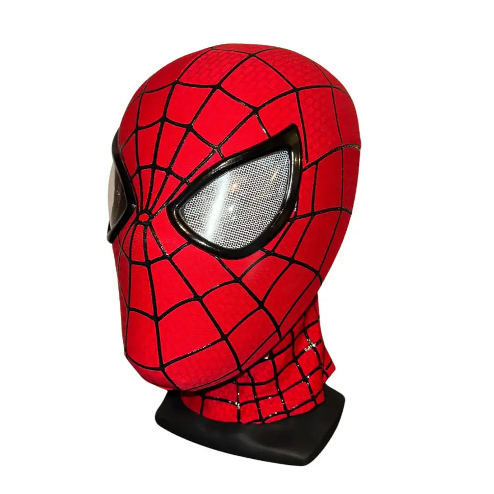 Superhero maska crvene boje sa mrezastim vizirima prikazana na stalku