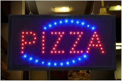LED svetleca reklama sa natpisom "PIZZA", stvara modernu atmosferu i privlaci poglede u restoranu ili piceriji.