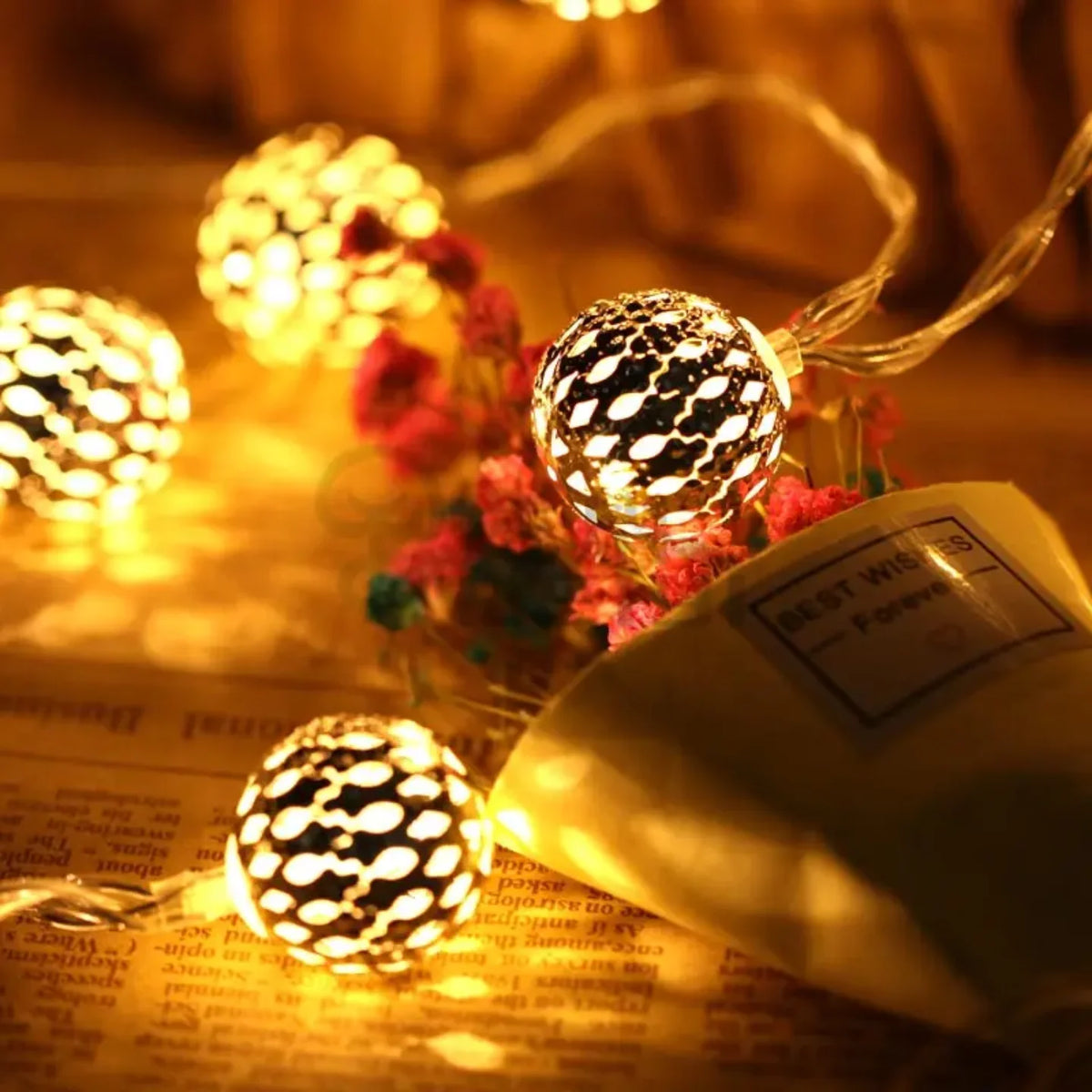 Svetlece novogodisnje kugle kao dekoracija stola
