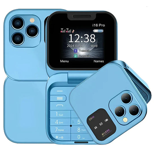 Svetloplavi mini preklopni telefon i16 Pro, prikaz otvoren sa tastaturom i gornjim ekranom koji pokazuje vreme 12:38, datum 01.01.2024. i dve SIM kartice, i prikaz zatvoren sa trostrukom kamerom i LED blicem.