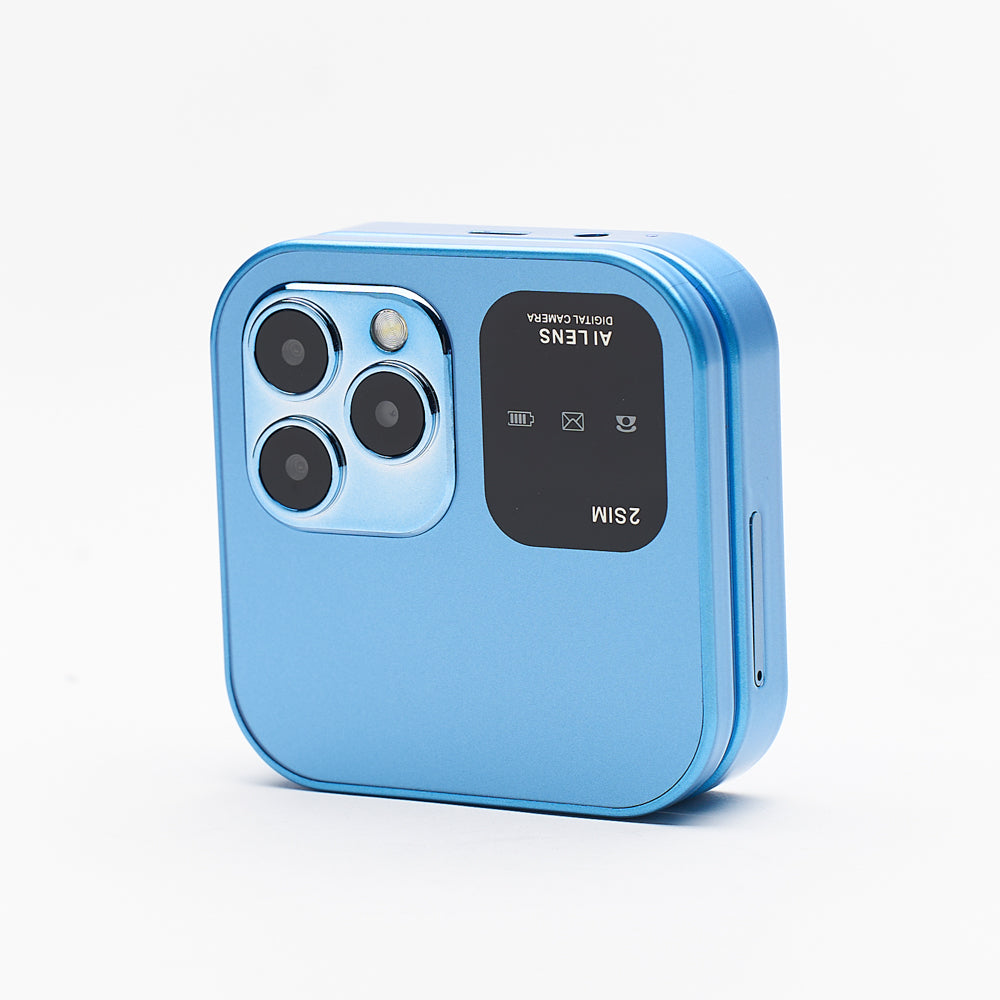 Svetloplavi mini preklopni telefon i16 Pro zatvoren, prikazuje trostruku zadnju kameru, LED blic, oznaku "AI LENS DIGITAL CAMERA" i ikone za dve SIM kartice, poruke i kameru.

Savrsen Naziv Slike: