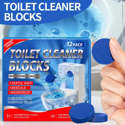 Ruka drzi plavu tabletu za ciscenje WC solje iznad wc solje