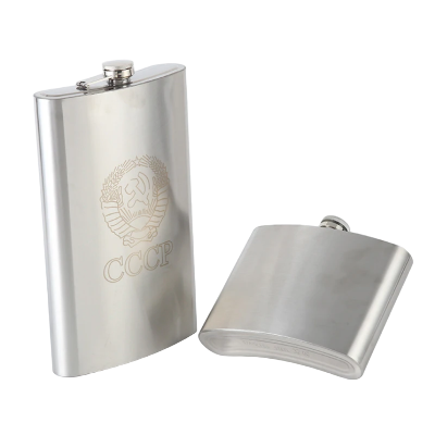 Tanka i prenosiva metalna pljoska od nerdjajuceg celika za pice lako se uklapa u dzep ili torbu savrsena za putovanja