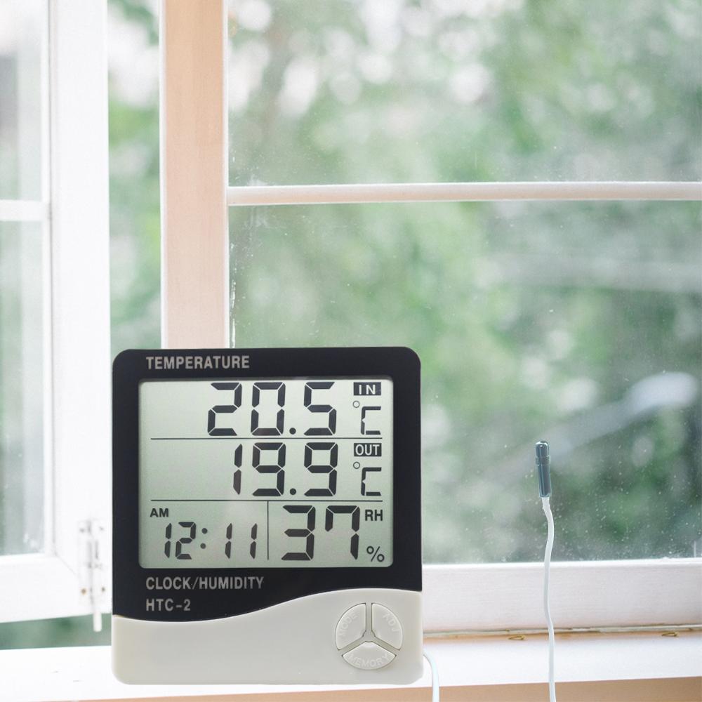Digitalni termometar sa spoljnim senzorom postavljen na prozoru za merenje spoljne temperature