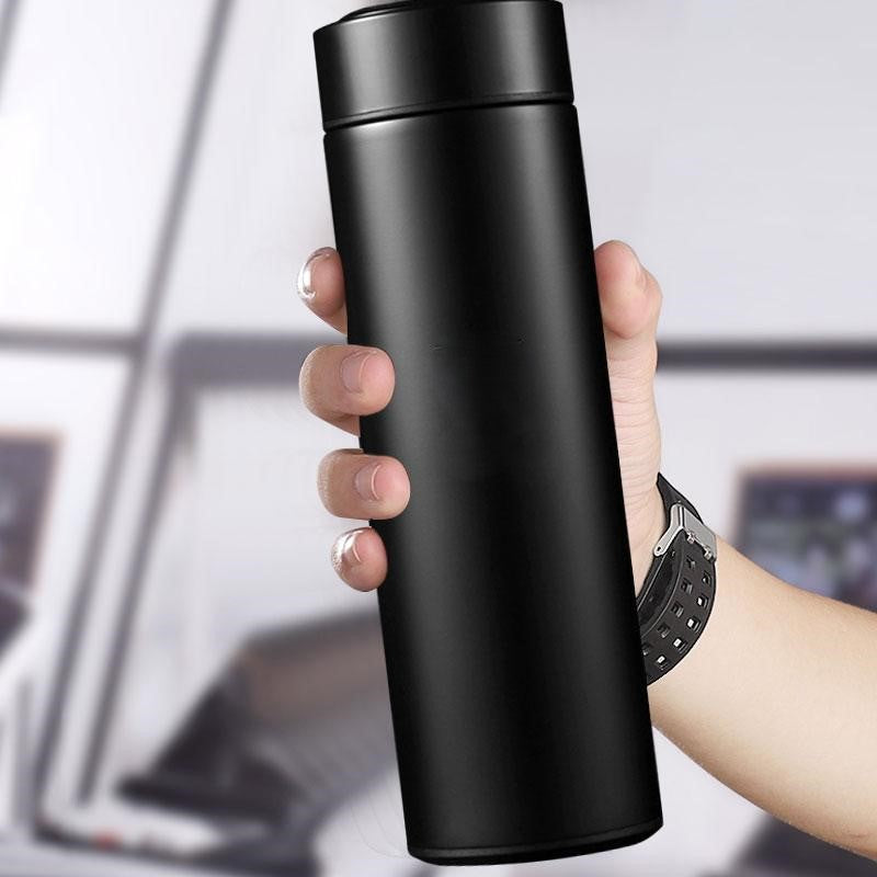 Termos boca sa digitalnim displejom prikazana u ruci radi demonstracije velicine