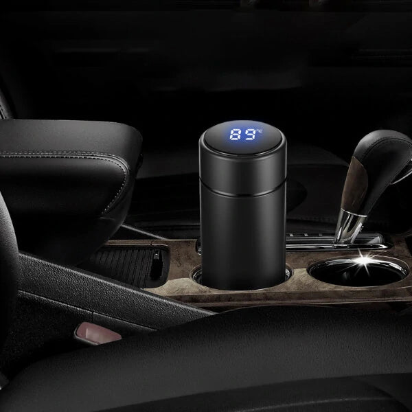 termos flasa sa digitalnim prikazom temperature u drzacu za case u automobilu