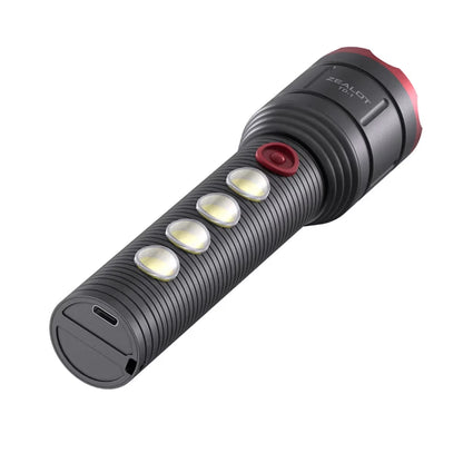 Prikaz donjeg dela rucne lampe koji otkriva ugradjen savremeni prikljuck za punjenje baterije na ravnoj povrsini poledjine