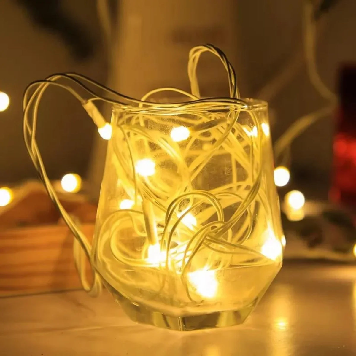 Toplo bele ukrasne LED lampice u staklenoj casi kao dekoracija