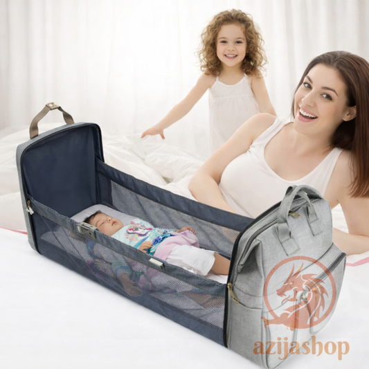 torba za bebe ranac sa prenosivim krevetcem i beba u krevetcu
