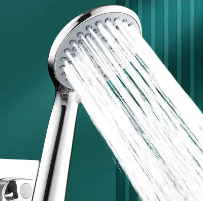 Mlaz vode iz rucnog tusa, jasno prikazan protok za efikasno kupanje.