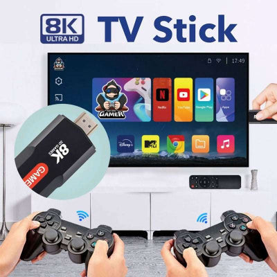  8K TV Stick povezan sa televizorom, prikazuje gejming i striming aplikacije. Uz dva dzojstika za zabavu.