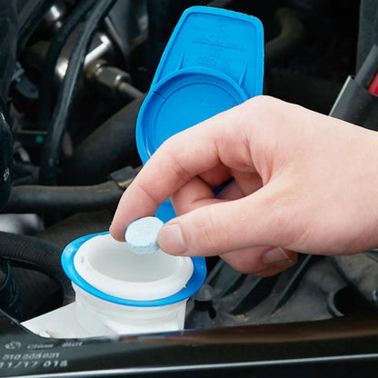 ubacivanje tablete za pranje vetrobranskog stakla u rezervoar automobila