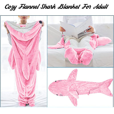 Udobno flis ćebe u obliku roze ajkule za odrasle. Mekano i toplo, idealno za opuštanje kod kuće. Hit poklon u Srbiji.