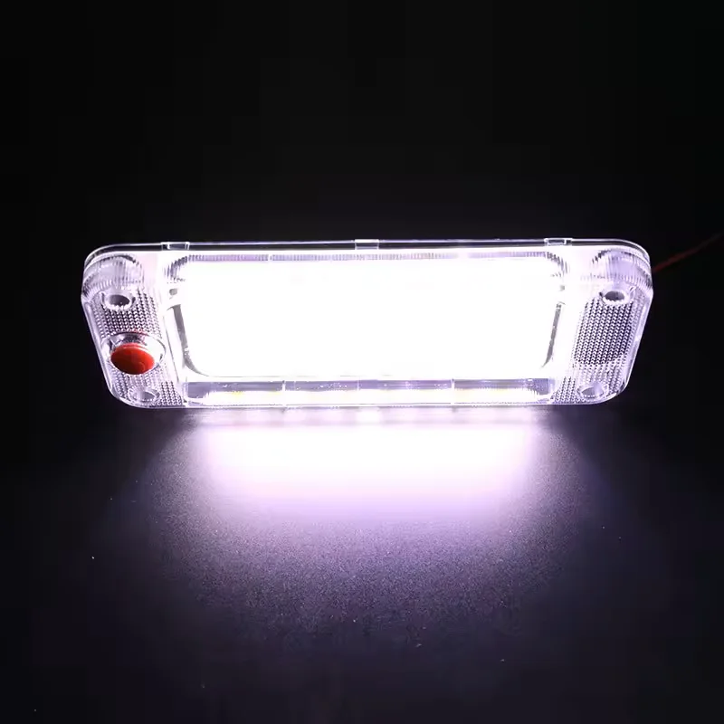 Ukljucena COB led lampa koja emituje jako belo svetlo