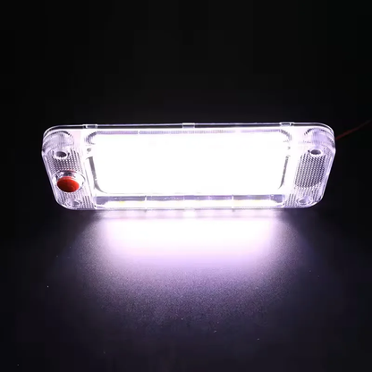 Ukljucena COB led lampa koja emituje jako belo svetlo
