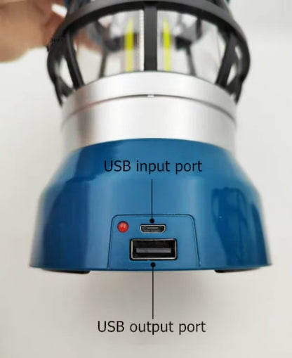 Krupni plan plavog kucista sa mikro usb prikljuckom za punjenje lampe i klasicnim usb izlazom koji sluzi kao prenosna baterija