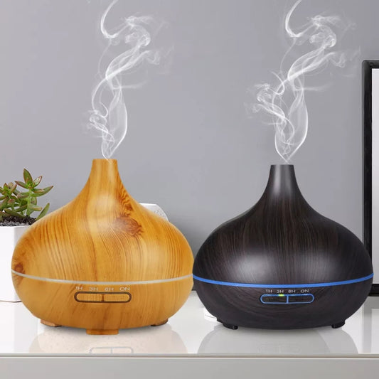Dva ultrazvucna aroma difuzora u boji drveta sa maglicom