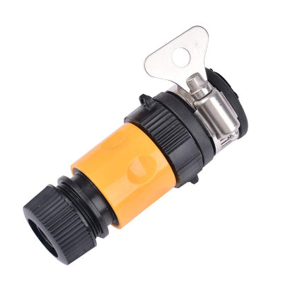 Prikaz univerzalnog prikljucka za bastensko crevo, omogucava laku i brzu montazu na crevo za vodu.