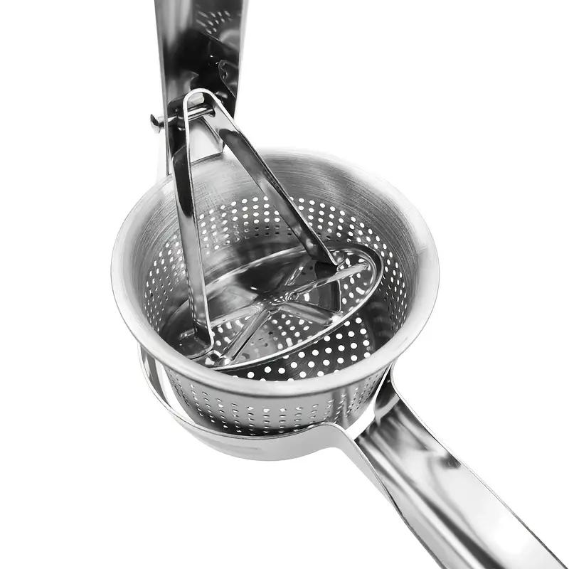 Prikaz perforiranog dna i mehanizma za gnjecenje unutar celicne posude