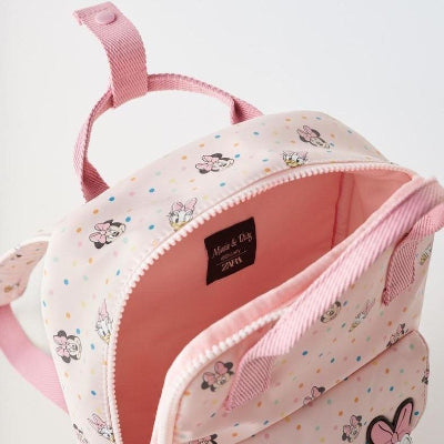 Unutrasnjost dečijeg ranca sa roze postavo. Prostrana unutrasnjost za sve sto detetu treba u vrticu.