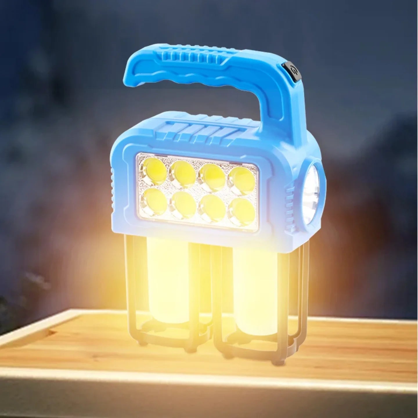 Upaljena solarna kamperska lampa na drvenoj povrsini nocu
