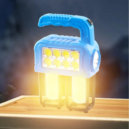 Upaljena solarna kamperska lampa na drvenoj povrsini nocu