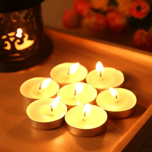 Upaljene tealight svecice za dekoraciju stola romanticna atmosfera ambijent svecana rasveta male svecice.