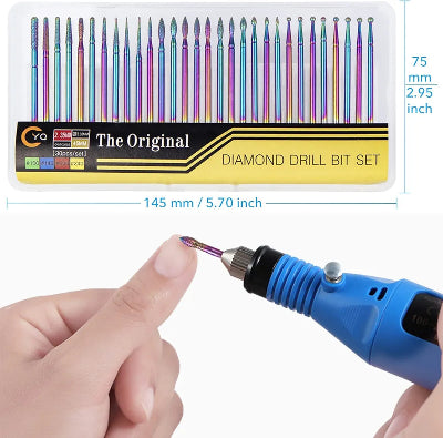  Ilustracija preciznog rada dijamantskom burgijom na noktu ruke. Profesionalni manikir set za savrseno oblikovane nokte.