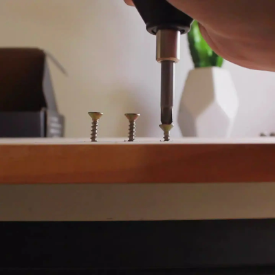 Brzo i efikasno zavijanje srafova elektricnim srafcigerom pri sklapanju namestaja ili montazi polica idealno za domace majstore