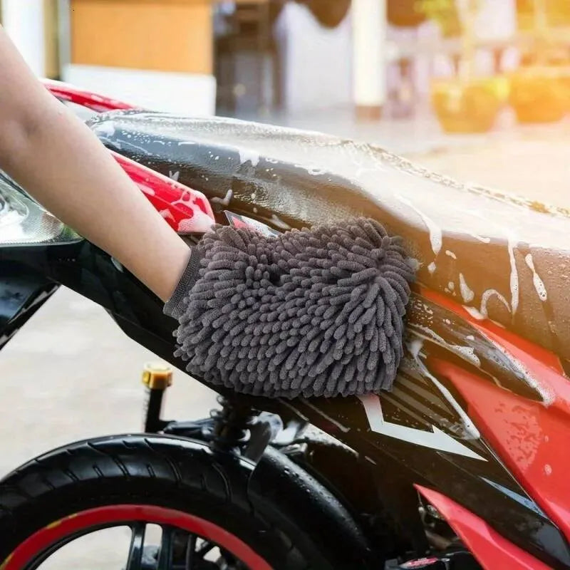 rukavica za pranje auta u upotrebi na vozilu