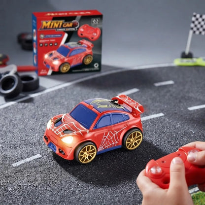 Dete upravlja mini RC autom spajder na daljinski po stazi