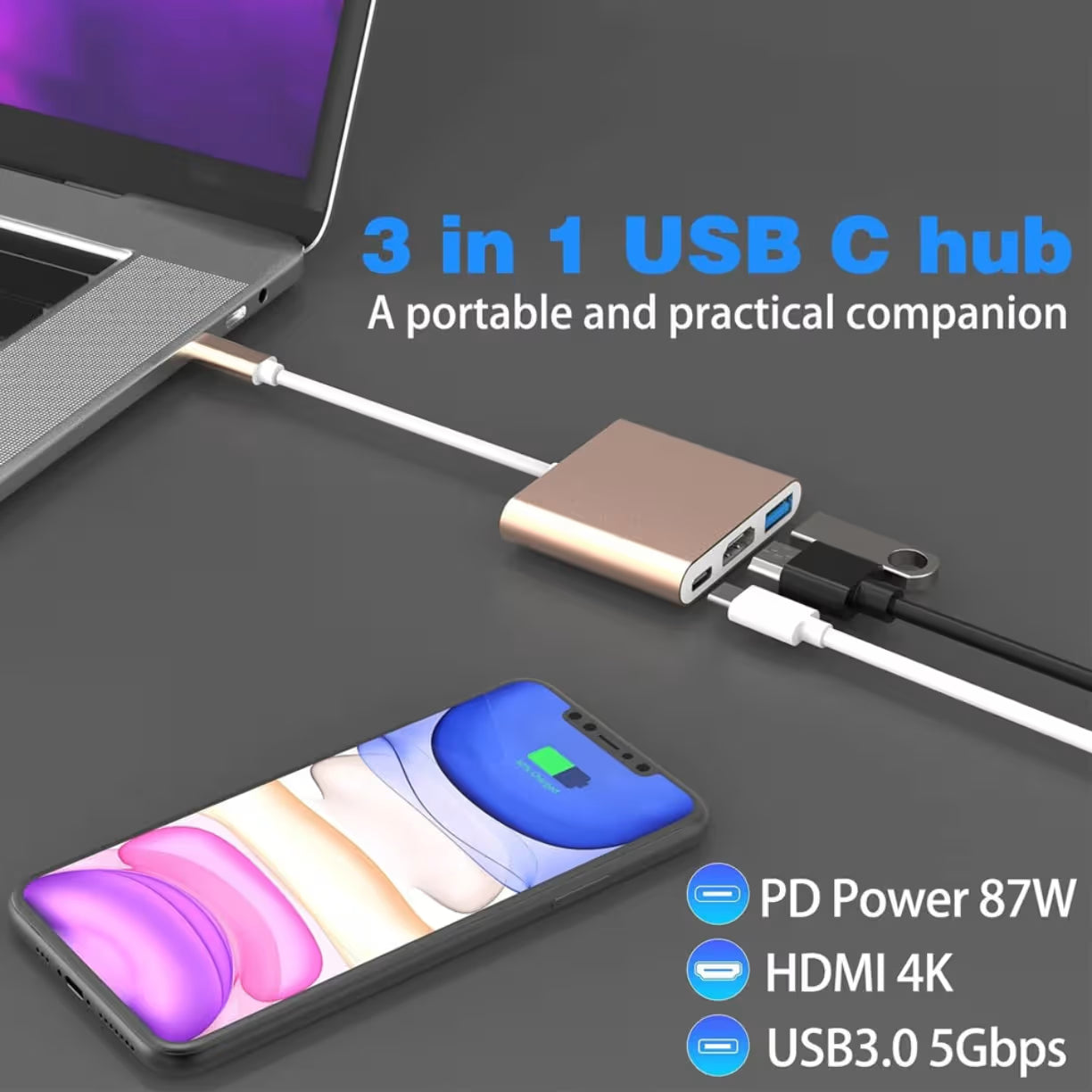 Adapter u zlatno-roze boji povezan na laptop, dok puni mobilni telefon i ima prikljucen USB fles