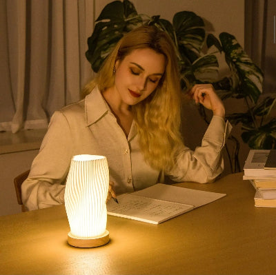 prenosiva usb lampa sa toplim svetlom za citanje na stolu kreira prijatnu i opustajucu atmosferu