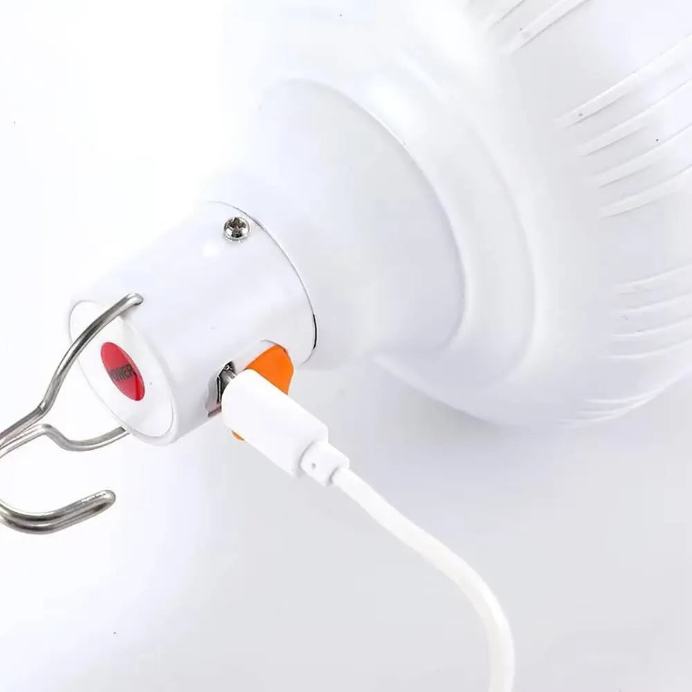Detalj USB punjenja kamperske LED lampe sa kablom
