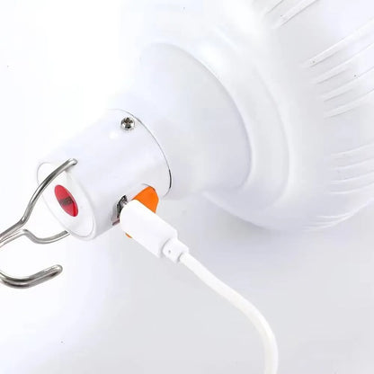 Detalj USB punjenja kamperske LED lampe sa kablom