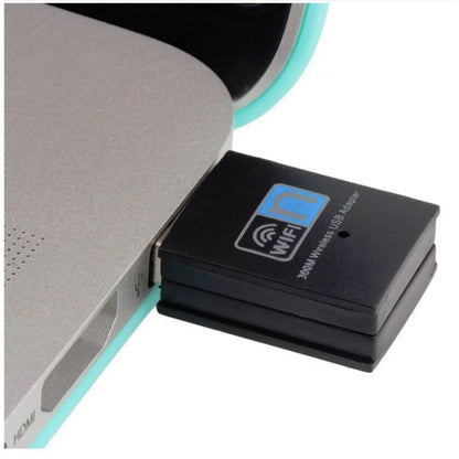 Kompaktan USB WiFi prijemnik 300Mbps prikljucen na laptop