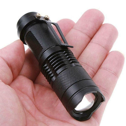 UV LED dzepna lampa crna u dlanu