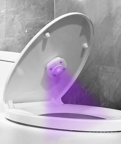 Detalj UV sterilizatora na poklopcu wc solje sa ljubicastim LED svetlom