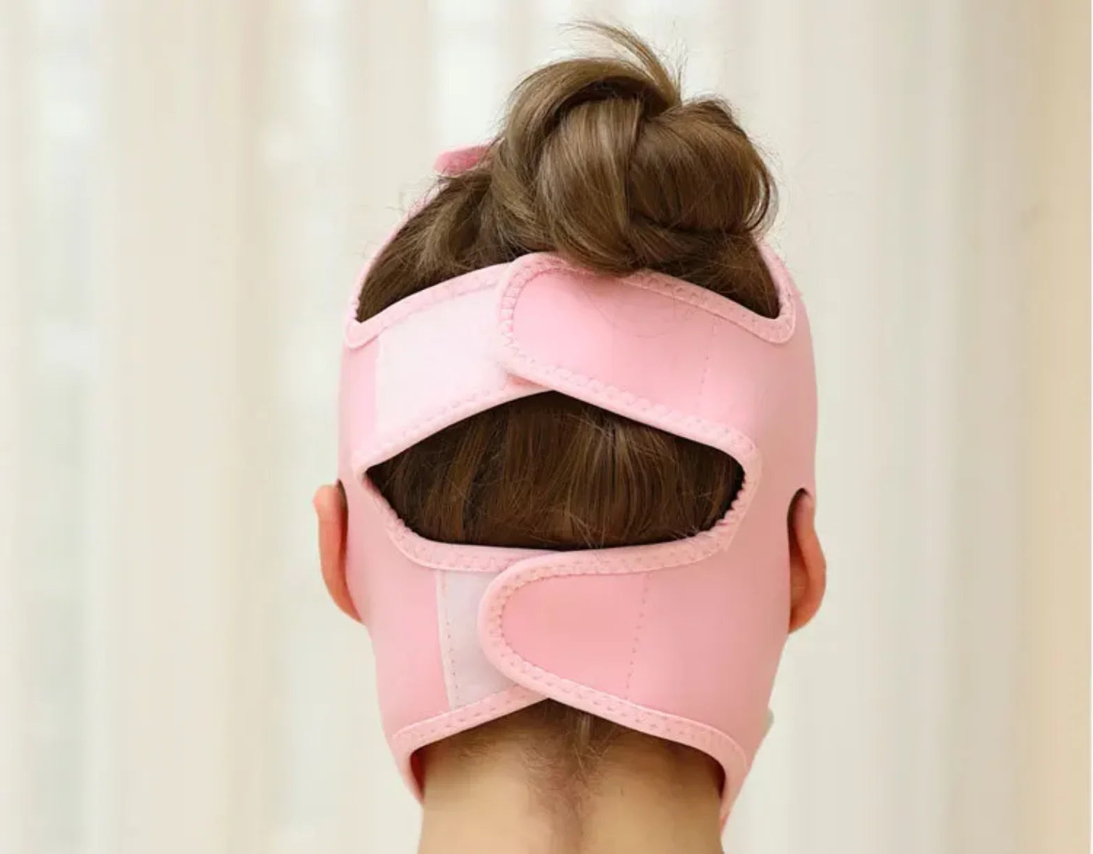 Zadnji deo roze V maske za lice sa podesivim trakama