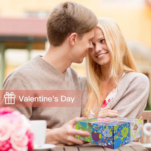 Valentinovo poklon za nju. Devojka dobija poklon za Dan zaljubljenih. Srecan par na Valentinovo. Ideja za poklon za devojku.