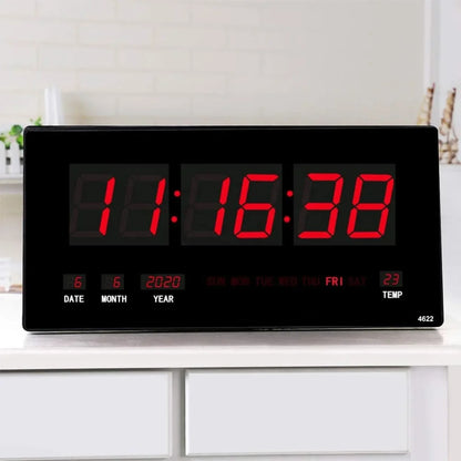Veliki digitalni panel sat sa crvenim LED ciframa na komodi