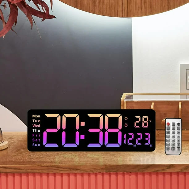 Veliki digitalni sat sa alarmom postavljen na stolu