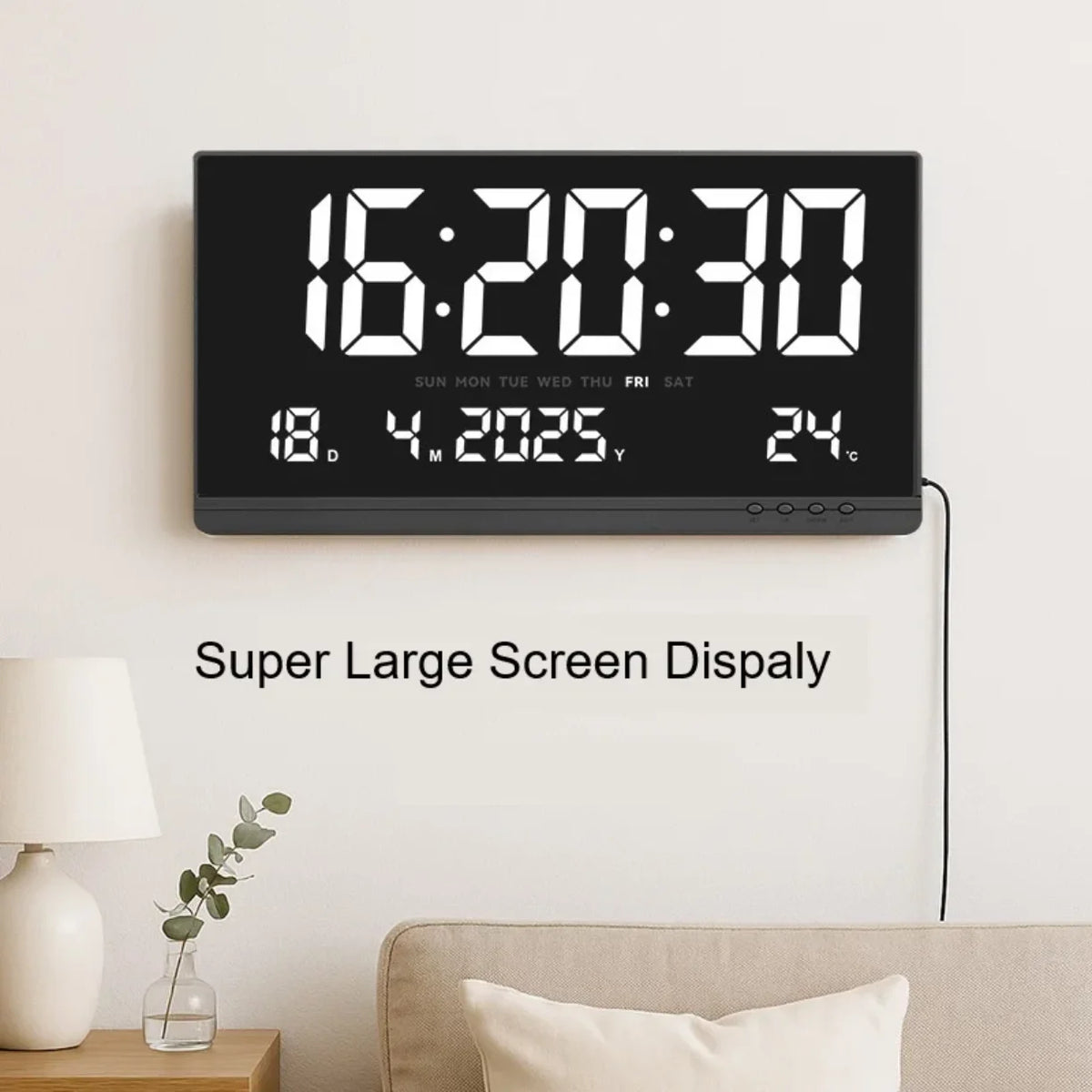 Veliki digitalni zidni LED sat iznad sofe u dnevnoj sobi