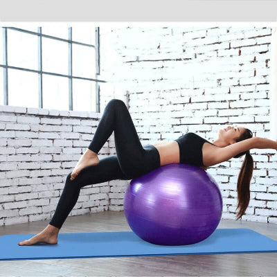Efikasne vezbe istezanja i jacanja na velikoj ljubicastoj pilates lopti.