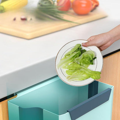 viseća kanta za otpad tokom pripreme hrane u kuhinji