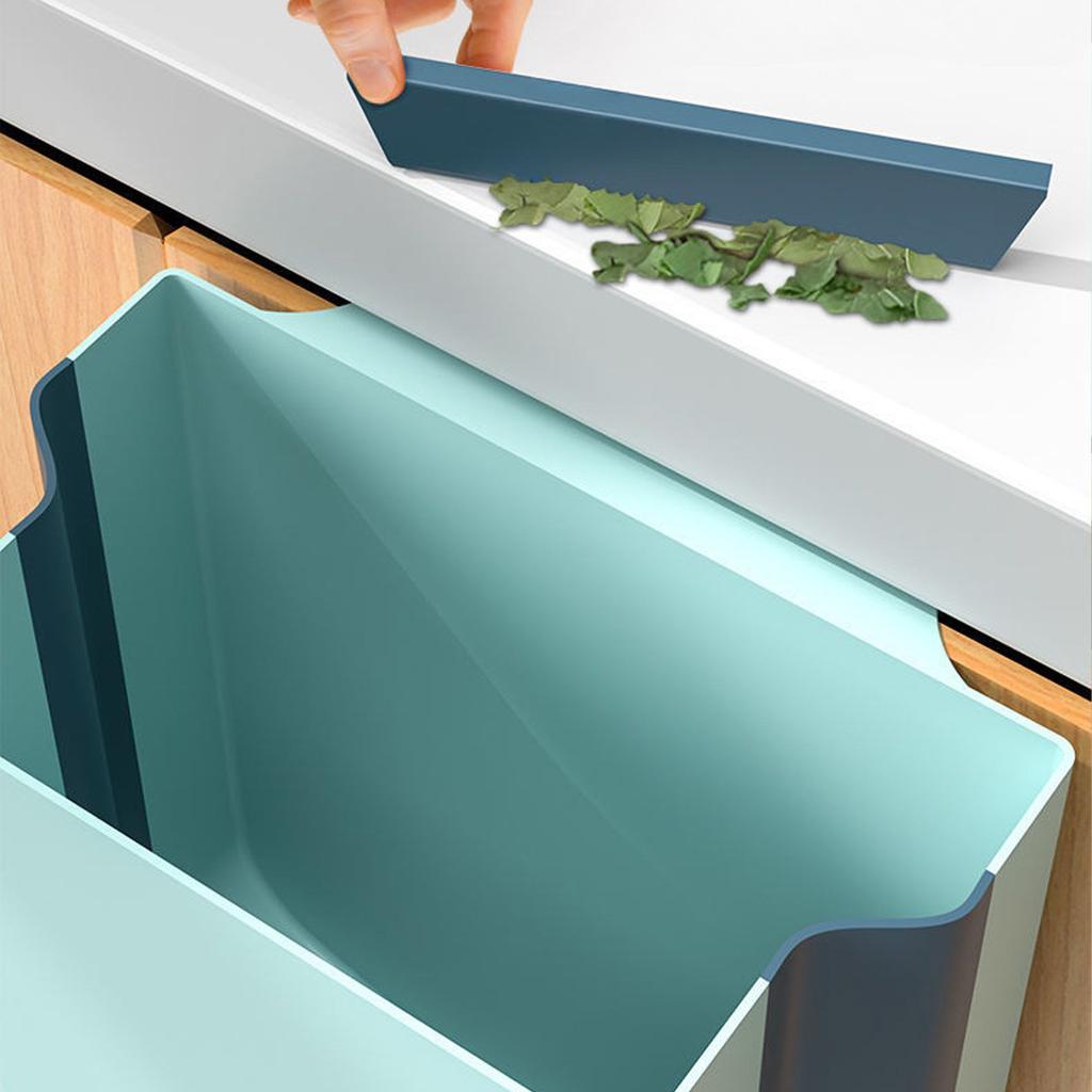 ubacivanje ostataka hrane u viseću kuhinjsku kantu