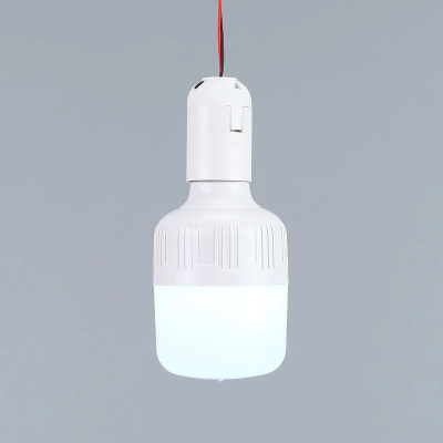 okacena led sijalica koja pruza jako osvetljenje na otvorenom prostoru u satoru vikendici ili na nocnom marketu bez gradske struje