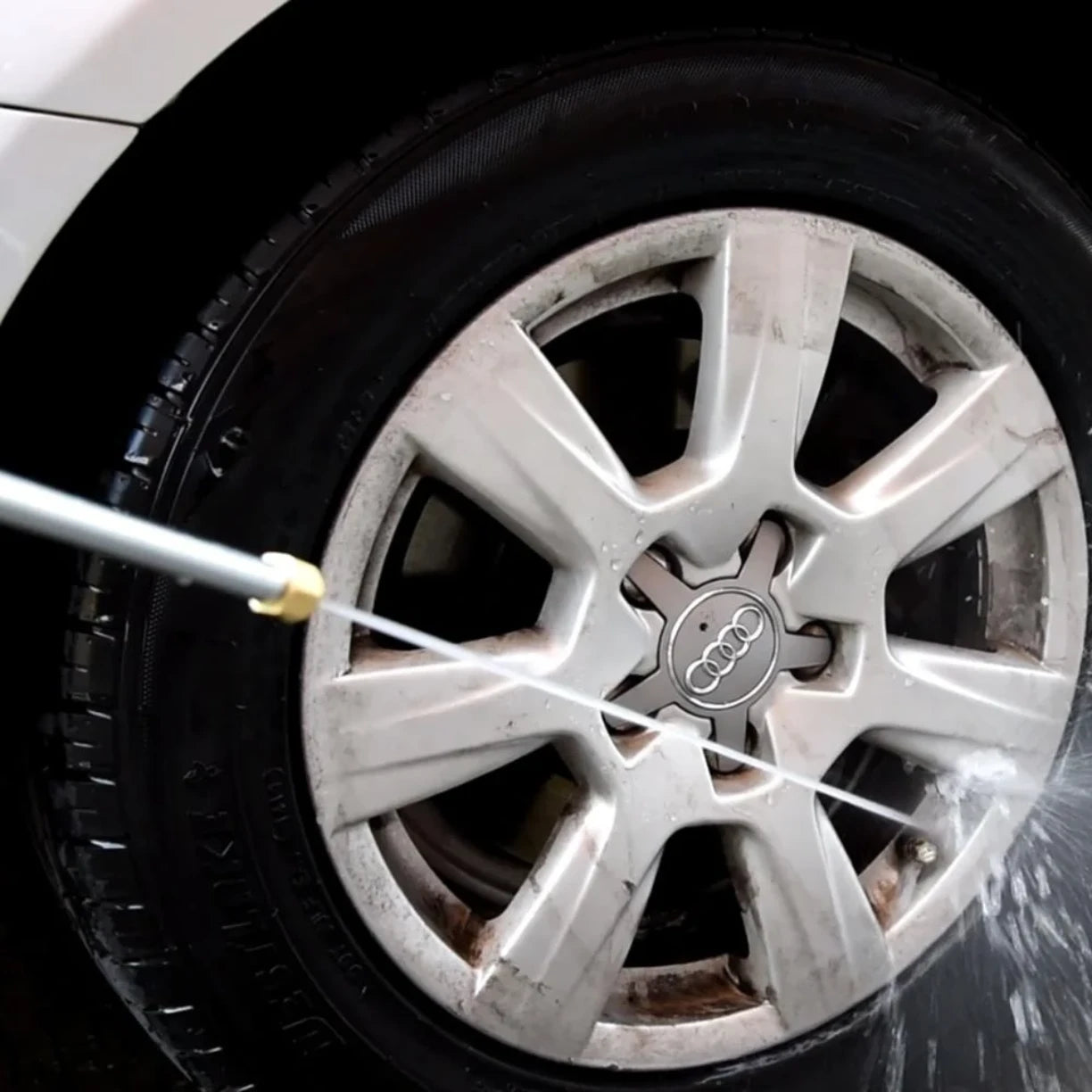 Pranje felne automobila visokopritisnim stapom za vodu