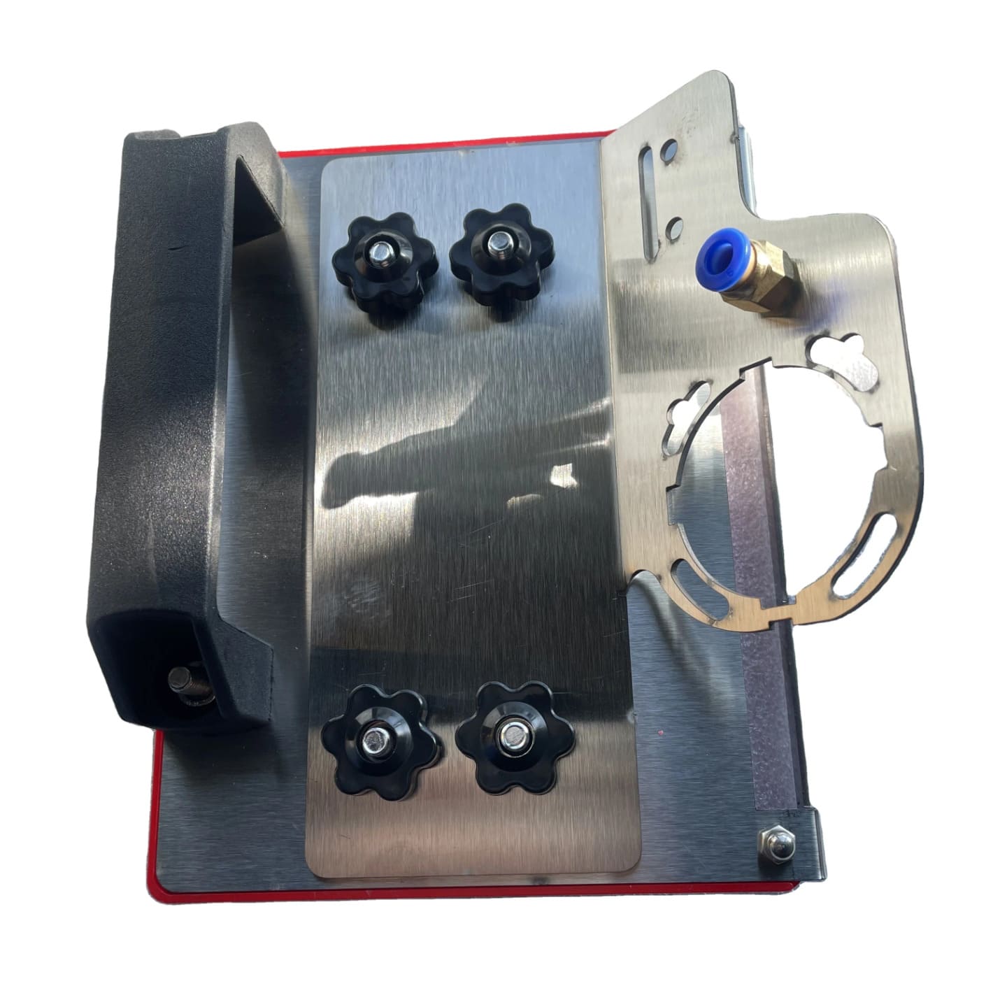 Vodjica za ugaonu brusilicu od nerdjajuceg celika sa crnom ruckom i namenskim prikljuckom za hladjenje vodom na beloj pozadini